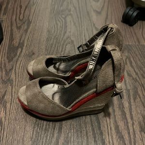 Summer sandals, size 5/6 almost new, only worn once.